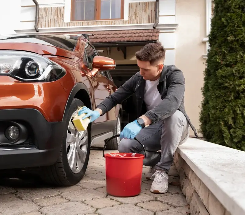 Lavage auto à domicile Limalonges : professionnel intervenant sur un véhicule